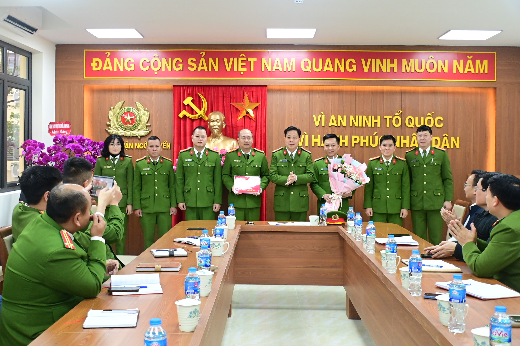 Khen thưởng đột xuất Công an quận Ngô Quyền bắt giữ 6 đối tượng sản xuất, buôn bán trái phép pháo nổ